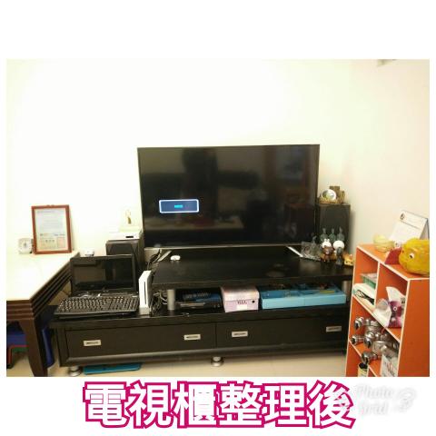 silver收納設計師 - 新北市八里&mdash;電視櫃前，將雜物用餅乾盒收納小物件