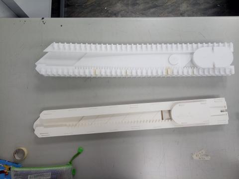 劉采茹 - 放大物件：用紙板將美工刀放大，也將它的功能製作出來，就是美工刀會有咖咖咖的物件做出來。