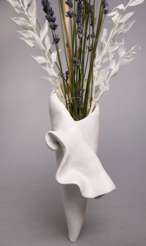 王珮珉 - 花器設計-運用陶土做出自己設計的花器造型，帶有荷葉邊的自由感覺，適合承載小白菊等輕盈植物。