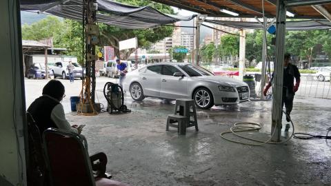 王媽媽汽車美容洗車打蠟 - 另有室內顧客休息室