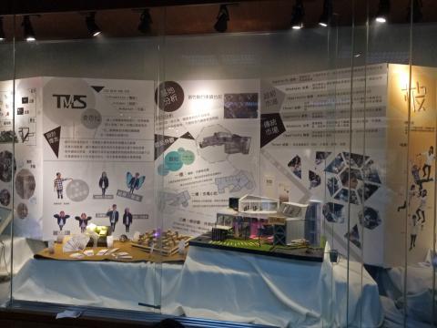 劉采茹 - 高中的畢業設計：後面的海報設計是我負責的，主要是參考一些網路的案例，再配合我們自己的主題進行顏色的搭配排版。