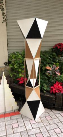 劉采茹 - 公共藝術：整體都是用紙組裝起來
以樹幹做為發想，顏色主要是白天的白、夜晚的黑、樹幹的棕，中間用木條的框出一個空間，就很像是鳥在樹築巢、松鼠在樹洞休息。