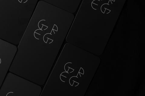 Coppins Well Studio 在科平斯工作室 - 個人名片設計。業主英文名稱為Greg，要求簡單、現代的風格，因此設計了四個連接的圓形英文字體，作為名片及網頁Logo