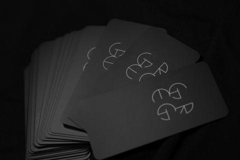 Coppins Well Studio 在科平斯工作室 - 個人名片設計。業主英文名稱為Greg，要求簡單、現代的風格，因此設計了四個連接的圓形英文字體，作為名片及網頁Logo