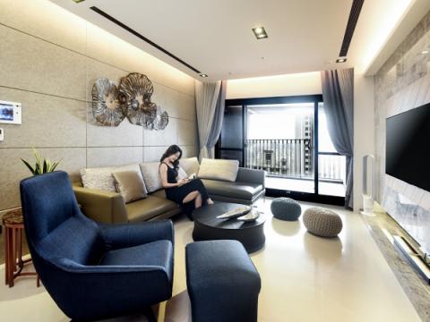 Ｗ Design - 台中七期毛胚屋
葉醫師宅府： 位於七期的住宅案，我們利用視覺穿透手法，模糊實體的牆面，並且引景入室，將整體的量體予以放大，在細膩的利用木、石、傢俬等材質的交融，讓家的感覺在天際間蔓延開來........