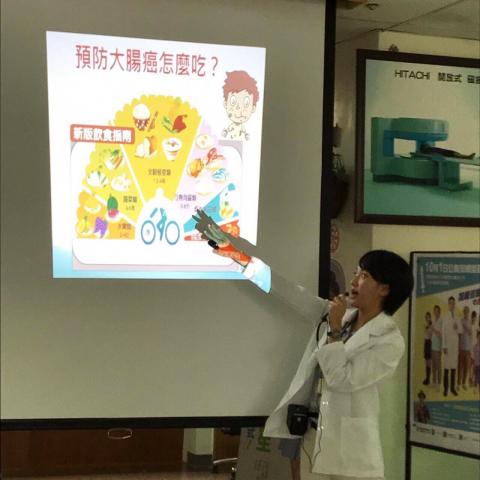 Ms.RR/ 餓餓小姐 - 醫院團體衛教大腸癌。
介紹病因、造成疾病的原因、如何預防大腸癌的飲食介紹，治療與定期追蹤大腸癌，及得病後的治療飲食