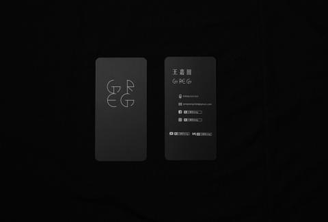 Coppins Well Studio 在科平斯工作室 - 個人名片設計。業主英文名稱為Greg，要求簡單、現代的風格，因此設計了四個連接的圓形英文字體，作為名片及網頁Logo