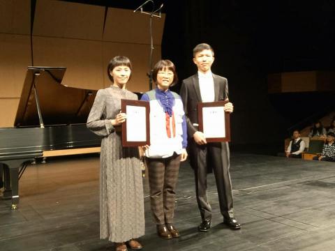 江杰飛 - 2017公益音樂會與家扶中心主任合照