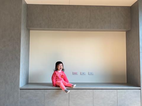 Ｗ Design - 愛護您的家像自己的家
感謝德富路王小姐將房子交給我們處理，處理過程因為忙碌無法到現場監工，一開始很擔心我們會把房子弄的亂七八糟的，沒想到我們施工過程保持清潔，施工完畢後也清潔的很乾淨，十分的滿意喔！ 看到她孩子天真無邪的笑容，我們非常的開心！