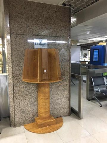 葉欣宇 - 北車充電座