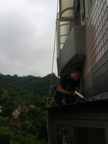 葉欣宇 - 垂降方式採光罩矽利康補強