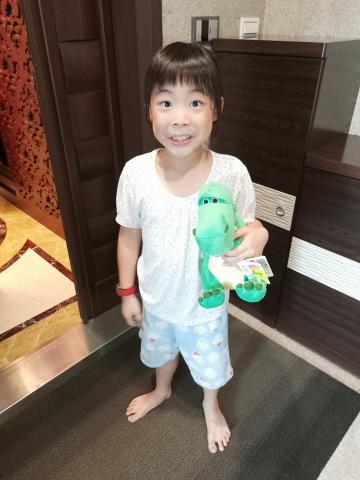 Judy English - 孩子段考進步傑出，獲得Judy老師送的恐龍娃娃?