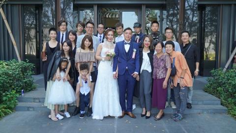 拾光影像創作 - 新人推薦介紹文：與攝影師合作下來的心得，非常適合用&rdquo;奪命演出&ldquo;四個字形容，不管是為了搶鏡頭很靠近鞭炮被鞭炮砸，還是在前往男方家過程中在國道上奪命演出，攝影師非常敬業。