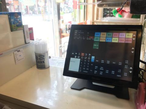 銷售快手 - 餐飲先結帳系統
應用設備:
POS雙核主機
三吋熱感式出單機2台(廚房、餐檯拆單分開出)
第二螢幕(壁掛吧檯前方)
電子錢箱