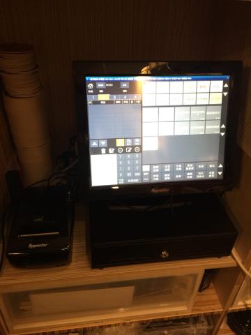 銷售快手 - 餐飲先結帳系統
應用設備:
POS雙核主機
三吋熱感式出單機2台
兩吋電子發票機
電子錢箱