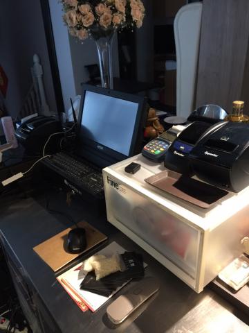 銷售快手 - 餐飲後結帳系統
應用設備:
POS雙核主機
三吋熱感式出單機2台
兩吋電子發票機
信用卡刷卡機
電子錢箱