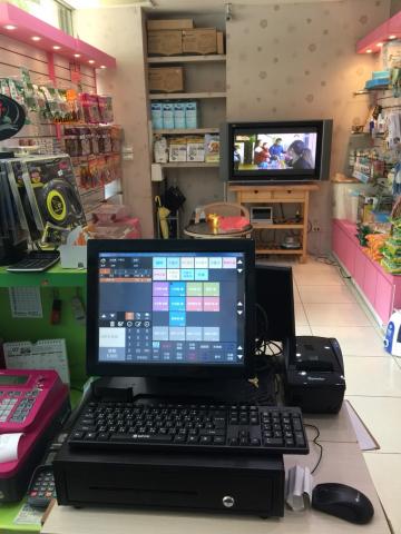 銷售快手 - 零售業系統
應用設備:
POS雙核主機
三吋熱感式出單機
第二螢幕(19吋桌上型)
電子錢箱