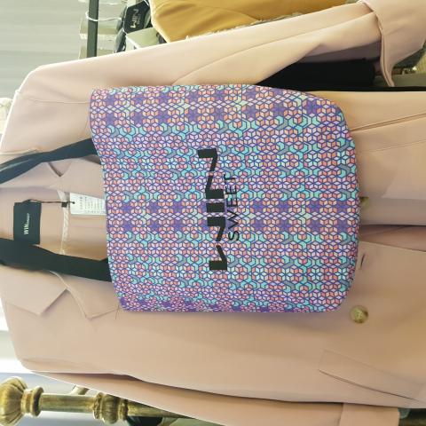 王柏崴 - 將我畫的印花製作成企業贈品，環保購物袋。除此之外，該品牌的企業贈品也藉由我採購。