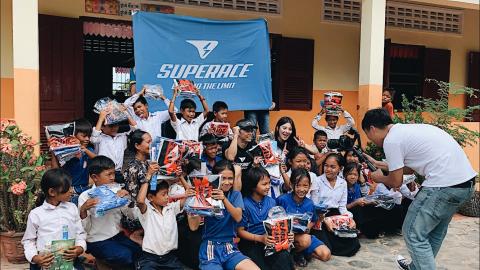 蔣育圻 - 參與林義傑自創品牌"SUPERACE"的一年一口井公益計畫，以自媒體方式隨行到柬埔寨關注當地水資源問題