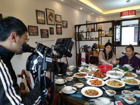 蔣育圻 - 擔任中視「兩岸新視界-貴陽篇」外景主持人