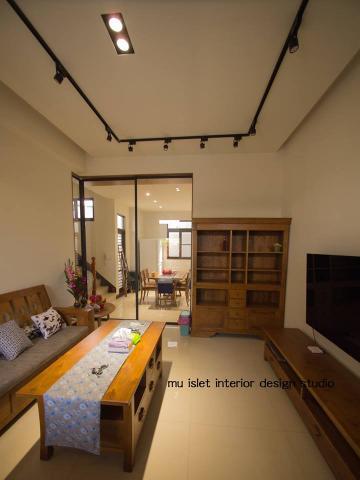 沐嶼室內設計工作室 - ※新作
岡山區/住宅
使用材料:柚木木皮/鐵件/平條玻璃

乾淨牆面，搭配屋主所選購柚木傢俱，
我們放輕了力道讓這兩者間不慍不火的存在，
通透的落地玻璃拉門，
保有室內完整空間並同時隔離油煙；
小地板房拉門入平條玻璃，
讓小地板房隱密性又有不錯的表情呈現，
再配上一盞小壁燈。

單純輕盈的設計，不需要花大錢，
一樣讓家擁有生活風格及實用價值。