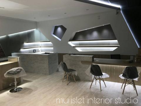 沐嶼室內設計工作室 - ※新作
大社區/商空

木作/文化石/美耐板/塑膠地板

光與影穿梭舞動著，
輕盈卻不輕浮地，
交織於斑駁磚牆之中，
在簡約時尚的木質平桌舞台，
留下跨越新舊古今的自信步伐。