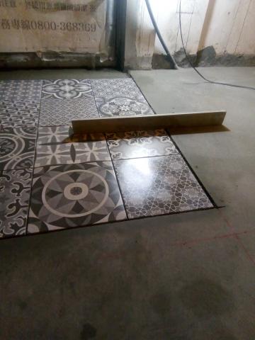 許銘峻 - 磁磚與水泥粉光平，安裝木地板時才有落差