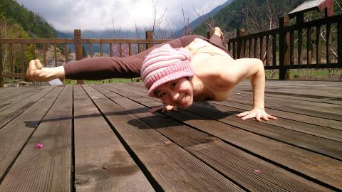 溫馨，有趣，烏克麗麗伴奏/彈唱的"雙語"女主持人 - 