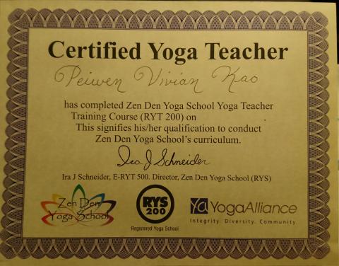 溫馨，有趣，烏克麗麗伴奏/彈唱的"雙語"女主持人 - 美國瑜珈聯盟師資證照