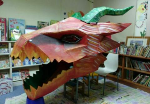 李先生 - 協助幼稚園老師製作畢業典禮道具，給予技術指導，並以廢棄防撞泡棉作為主材料，材料節省成本。以PVC管作為作為骨架，方便人員穿戴表演。