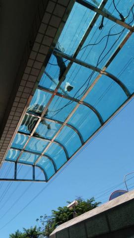 萬鑫金屬嚴秀珠 - 白鐵遮雨棚