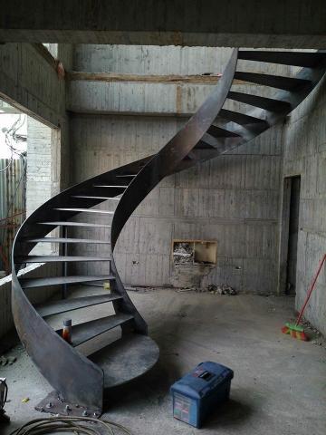 萬鑫金屬嚴秀珠 - 旋轉樓梯