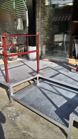 萬鑫金屬嚴秀珠 - 階梯