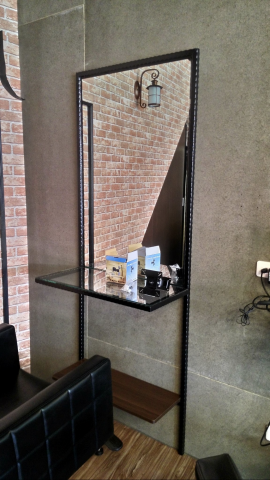 萬鑫金屬嚴秀珠 - 美髮院妝台