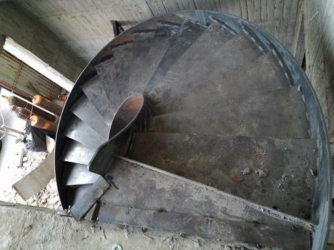 萬鑫金屬嚴秀珠 - 旋轉樓梯