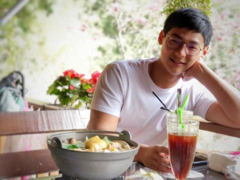 提供麥寮港服務的專家謝傑文