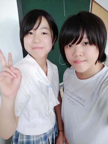 陳育琳 - 當時跟日本高中生專題討論，在討論之後一起拍的照片