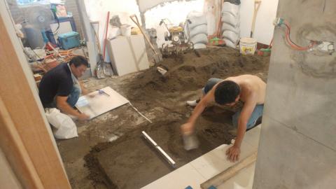 同在房屋 - 施作地板拋光石英磚 同在房屋 - 施作地板拋光石英磚