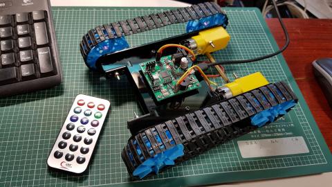 九重葛創客工作室 - 客製-履帶載具控制板