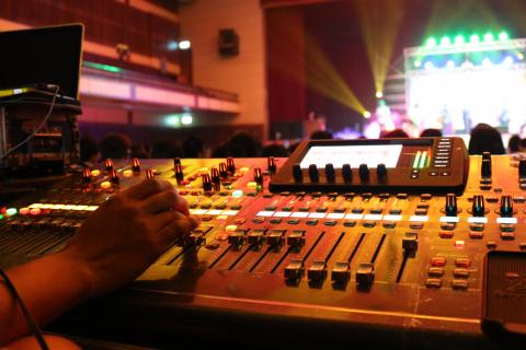 中華活動資源整合有限公司 - 給你的音響～專業但不昂貴
　
會主動幫忙Confirm各環節的『中華活動』，是一場晚會能順暢進行的重要合作伙伴。放音樂懂得搭配情境、玩樂器能夠正確收音、播影片會協助串接系統。主動出擊幫你解決問題，而非溝通起來很有距離，以專業的技術帶給你震撼的聽覺，讓台下所有舞動細胞為之瘋狂！
