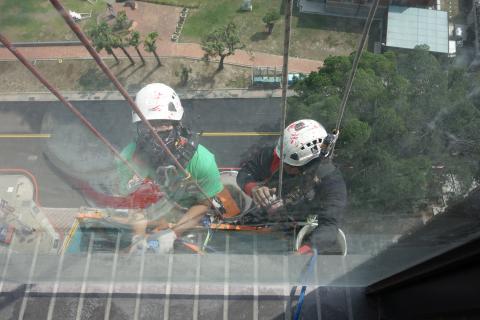 雨多填防水工程台南總公司 - 高空作業施工