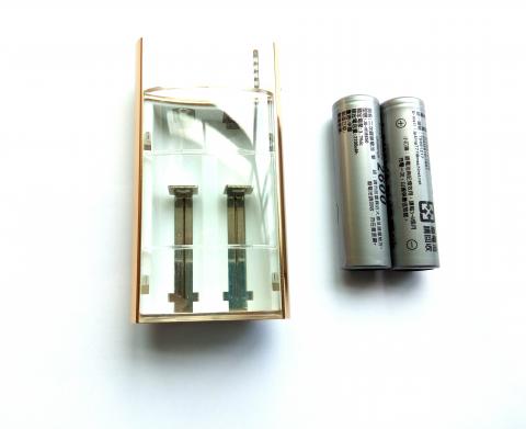 王福生 - 锂电池充电器，亦可当充电宝用，两用型，一次充电一天无忧，是实用型产品。