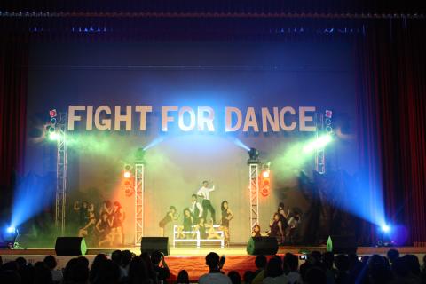 中華活動資源整合有限公司 - 給你的燈光～超炫但不跳電
　
炫麗的燈光設計，猶如晚會的靈魂，透過光與影的交織，掀起一幕幕的沸騰情緒。『中華活動』無論在燈具的擺放位置、光線色彩、投射角度，以及耗電計算上，就像是雕琢藝術品般的對待每場晚會，提出切合主題的規劃方案，讓舞台上的百變戲法，在黑暗中散發出誘人魔力。
