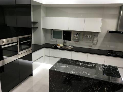 松榆系統傢俱 - 採用H8玻璃門板 黑白跳色 
櫻花洗碗機 烘碗機 烤箱 蒸烤箱
賽麗石檯面 

