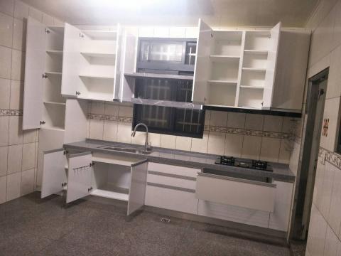 松榆系統傢俱 -  廚具內配 側拉 拉籃 抽屜 
排油煙機上方吊櫃空間不浪費 
可放調味瓶