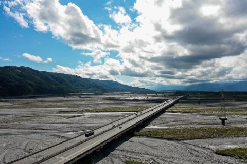 拍手空中影像創作 - 作品：花蓮東華大橋