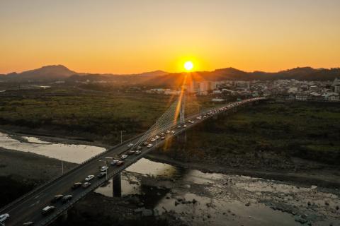 拍手空中影像創作 - 作品：歸鄉車潮