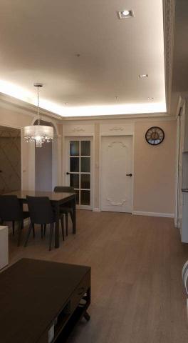 波創意裝修工程行 - 門框上方增加 線板造型 ， 整座門片顯得更大器