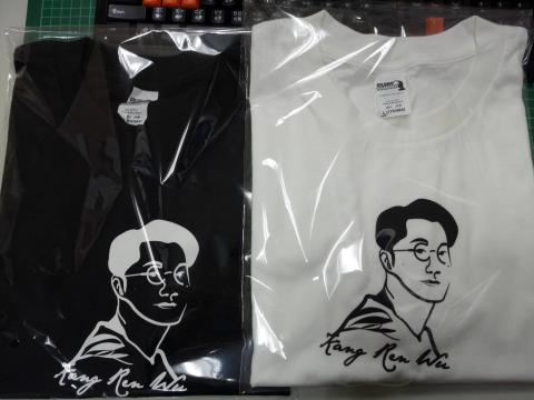 Suzume接案所 - 這是我為台少盟贈予吳慷仁先生所設計T恤圖的印刷完成版。

潮T設計理念：
我選吳慷仁先生戴著眼鏡的側臉照片，用線條和一些塊面的方式，設計出潮系的T恤圖案，特別在眼鏡上設計出有「1跟5」的數字。而相、反的5、1組合起來就是「15」、「51」的數字，也紀念著感謝吳慷仁先生代言台少盟15周年展，和51屆金鐘獎獲得戲劇節目男主角獎的殊榮。