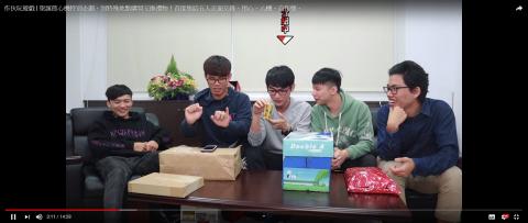 水雞 - 作伙玩遊戲 | 聖誕節心機特別企劃，到特殊地點購買交換禮物！首度集結五人正面交鋒，用心、心機、自作孽。

https://www.youtube.com/watch?v=kjn3uBFvXmE&t=217s